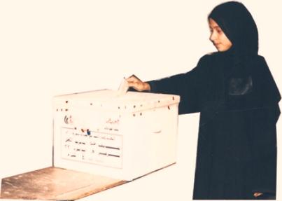 فتاة يمنية تمارس حقها الدستوري في الإنتخاب